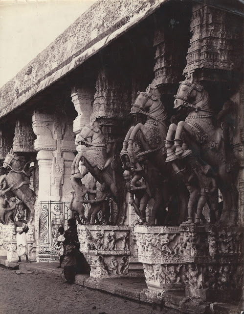 La photo noire & blanc pour rendre compte du caractère sculpturale de l'architecture dravidienne