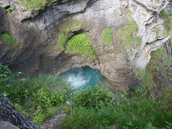 Trente mètres plus bas, la rivière a creusé une grotte  dans la falaise
