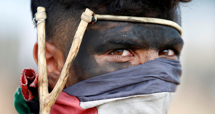 Un manifestant palestinien à la frontière israélo-gazaouie, le 14 mai 2018 Un manifestant palestinien à la frontière israélo-gazaouie, le 14 mai 2018