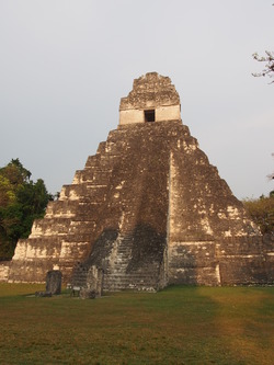 Tikal, temple II (la pyramide de Ah Cacao)