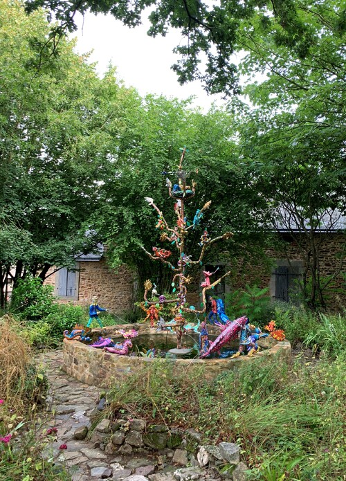 Le musée Tatin (Cossé le Vivien) : fontaine de Leb et champ de sculptures