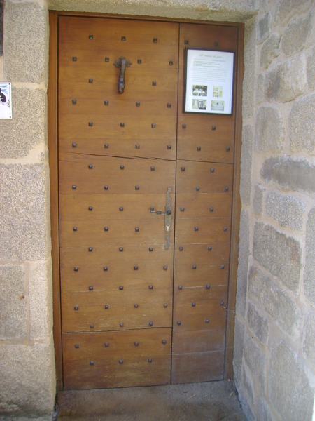 PORTES , HEURTOIRS DE PORTES , PLAQUES DE MAISONS  A TREIGNAC  . CORREZE .