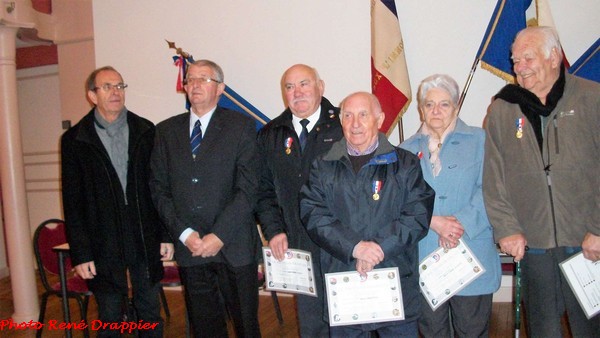 Des médailles ont été remises à certains adhérents du Souvenir français....