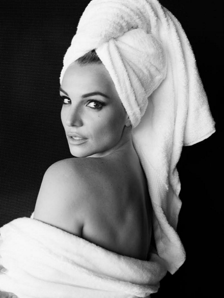 Britney Spears pose en serviette pour le photographe Mario Testino - People  Ciné News