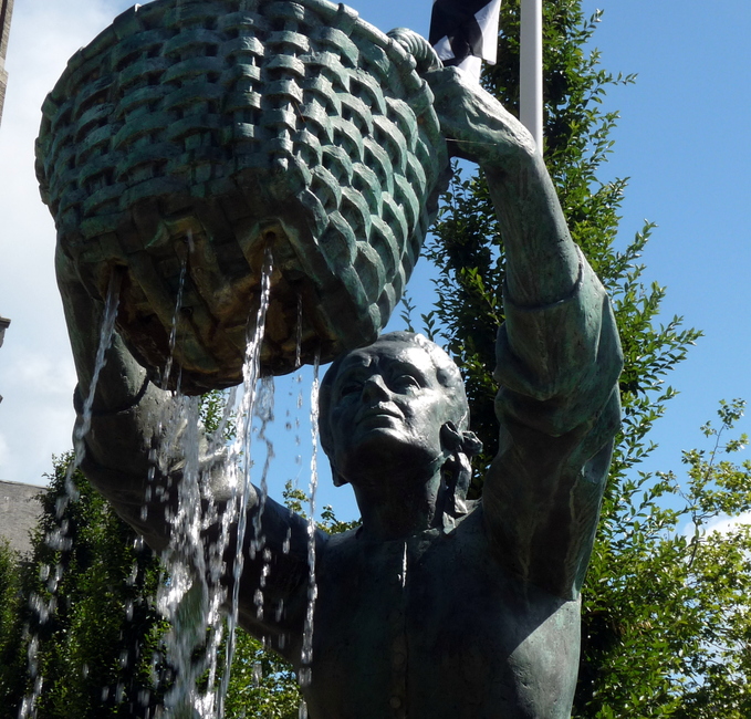 Fontaine des laveuses d'huîtres de Cancale ( Bretagne).