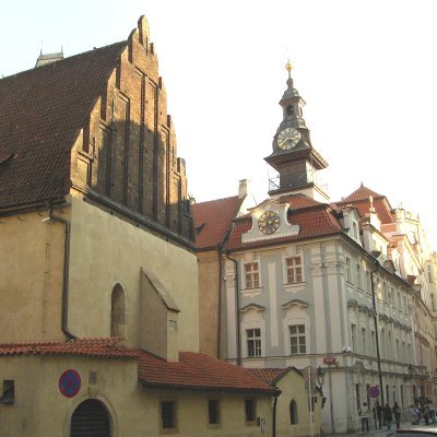 a gauche, la synagogue vieille-nouvelle et en face, l'hôtel de ville juif