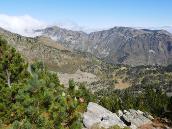 La vue depuis notre coin pique-nique. On domine de très haut l'orri croisé à la montée.