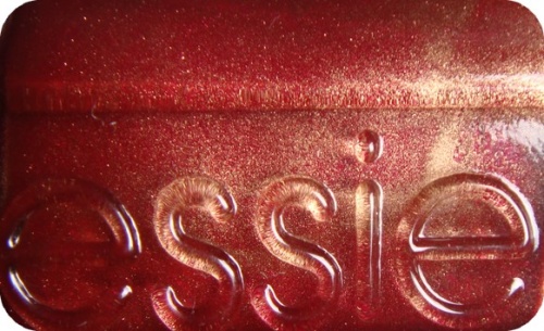 - Essie : Wrapped In Rubies -