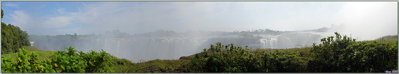 Les superbes Main Falls (Chutes principales) et les suivantes avec vues panoramiques à partir de belvédères d'où on ressort complètement douché - Chutes Victoria - Zimbabwe