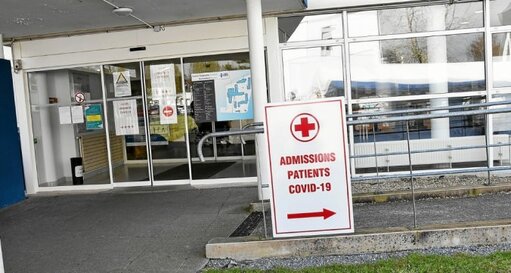 Les syndicats de l’hôpital de Carhaix n’apprécient pas d’avoir appris l’existence d’un foyer de contamination par le biais des médias.