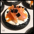 blinis à l'encre de seiche, chantilly de caviar et saumon