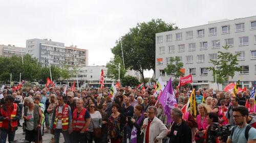 Les organisations syndicales CGT, FO, FSU et Solidaires ont rassemblé un peu plus de 300 personnes hier à Lorient.