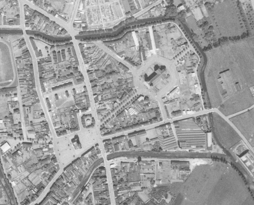 Merville - Centre-ville en 1957, Place de la Libération en bas et Église Saint-Maurice en haut (remonterletemps.ign.fr)