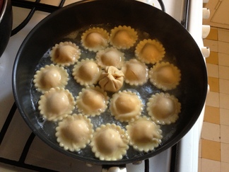 RAVIOLIS aux œufs farcis à la courge rôtie, Philadelphia, amandes, épices de Noël et Amaretto