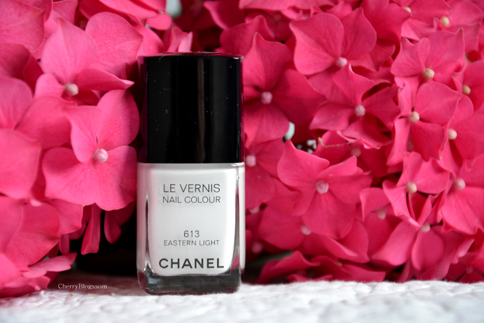 Des ongles façon Chanel pour cet été