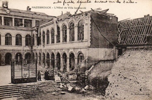 HAZEBROUCK - L'Hôtel de Ville bombardé (autre façade démolie surtout sur les 2 ailes)