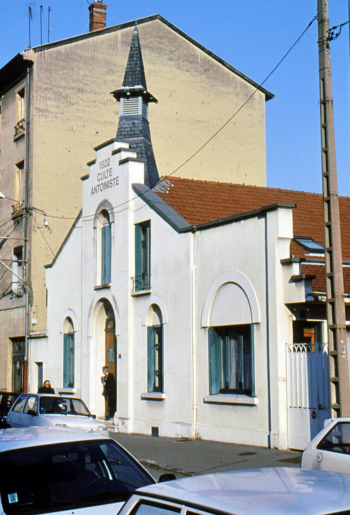 Temple Antoiniste de Villeurbanne (photographie couleur-24 x 36 mm, Pierre Arnaud, 2002)(numelyo.bm-lyon.fr)