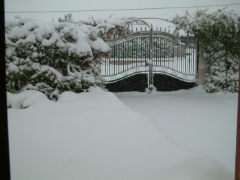 entrée côté garage sous la neige - Allex