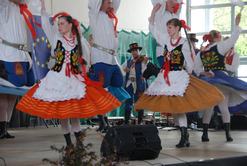 Journée de l'Europe à St Valérien : danses polonaises