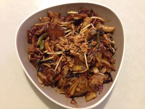 CHAR KWAY TEOW - Nouilles de riz & tapioca épaisses & gluantes, sautées avec viande ou poisson & légumes en sauce douce