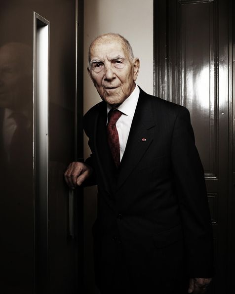 Paris, le 29 décembre 2010. Portrait de Stéphane Hessel, diplomate, ambassadeur et poète lyrique français, auteur du livre