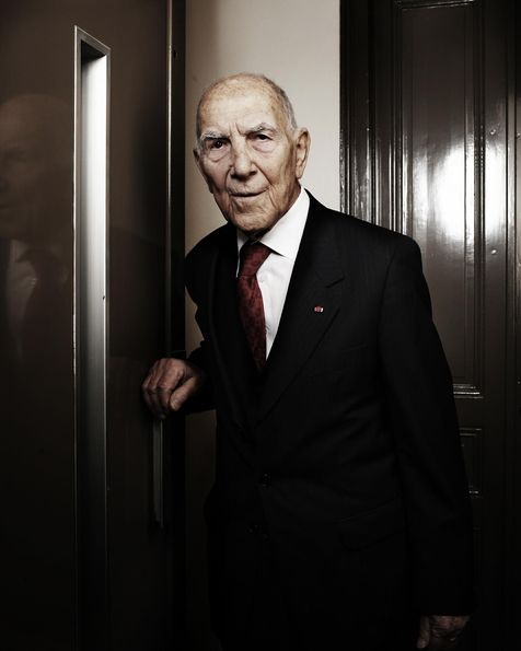 Paris, le 29 dÃ©cembre 2010. Portrait de StÃ©phane Hessel, diplomate, ambassadeur et poÃ¨te  lyrique franÃ§ais, auteur du livre 