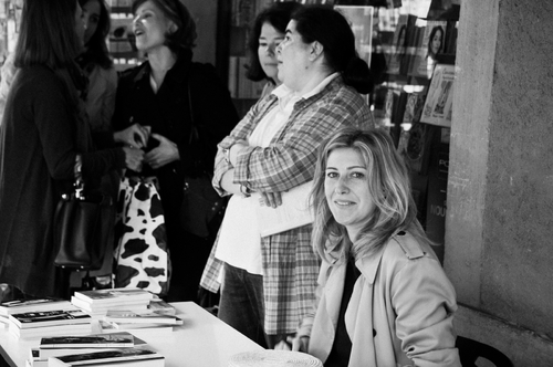 Signature Amanda Sthers à la librairie de Caussade (82)