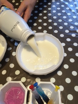 Création artistique dans du lait