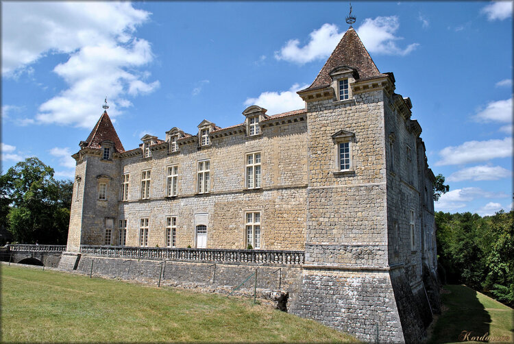 Photos de la façade du Château Royal de Cazeneuve