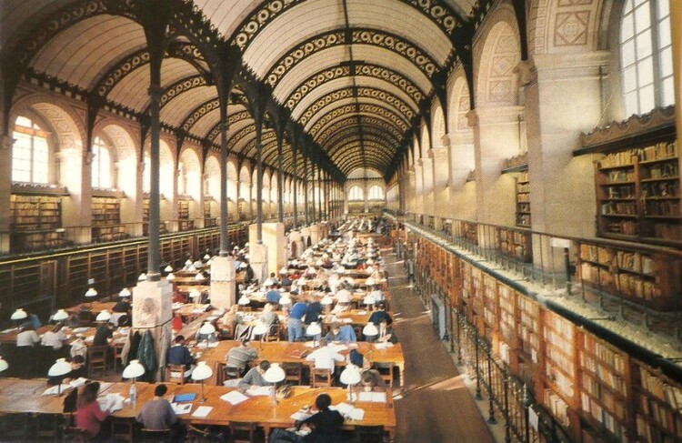 La grande salle de lecture de la Bibliothèque Sainte-Geneviève (nef gauche donnant sur la place du Panthéon)