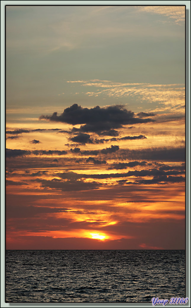 Je vais rentrer tout juste pour poser mon petit Olympus et prendre mon Sony afin de photographier le beau coucher de soleil qui s'annonce ! - Tsarabanjina - Mitsio - Madagascar