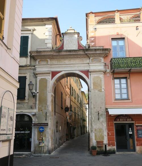 Balade dans le village médiéval de Finalborgo