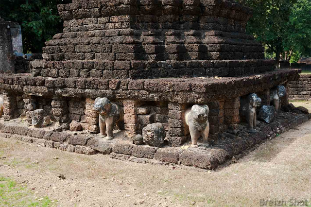 Wat Chedi Chet Thaeo, Si Satchanalai - Les éléphants