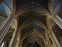 Les voûtes et les piliers de la nef principale de la Cathédrale