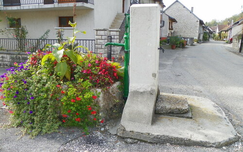 Lavours, village fleuri