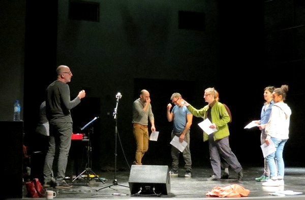 La compagnie "La Lunette-Théâtre", en résidence de création au Théâtre Gaston Bernard, a répété son futur spectacle  "Cortège(s)"