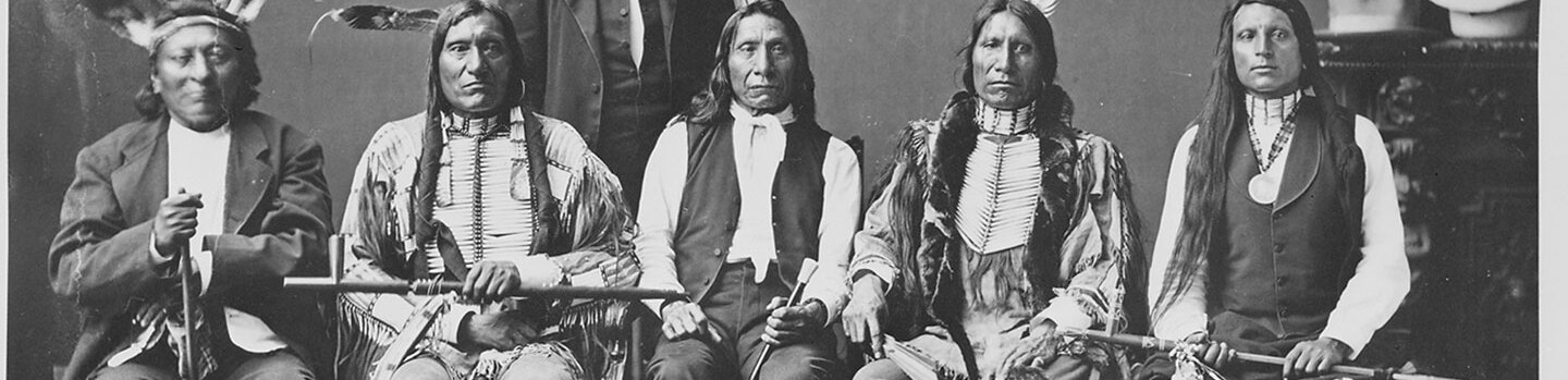 Des chefs indiens, dont Red Cloud et American Horse