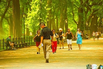 ny_people_in_central_park_on_a_saturday_morning_summer_2008_27_698