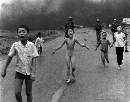 Enfants fuyant le village de Tran Bang au Vietnam