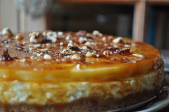 Cheesecake new-yorkais avec sa sauce au caramel et noisettes caramélisées