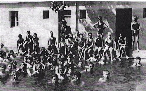 Juin 1933 - L'ouverture de la piscine de l'Ecole Victor Hugo