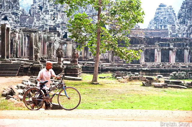 Angkor Thom : Le cycliste cambodgien Cycliste à Angkor Thom