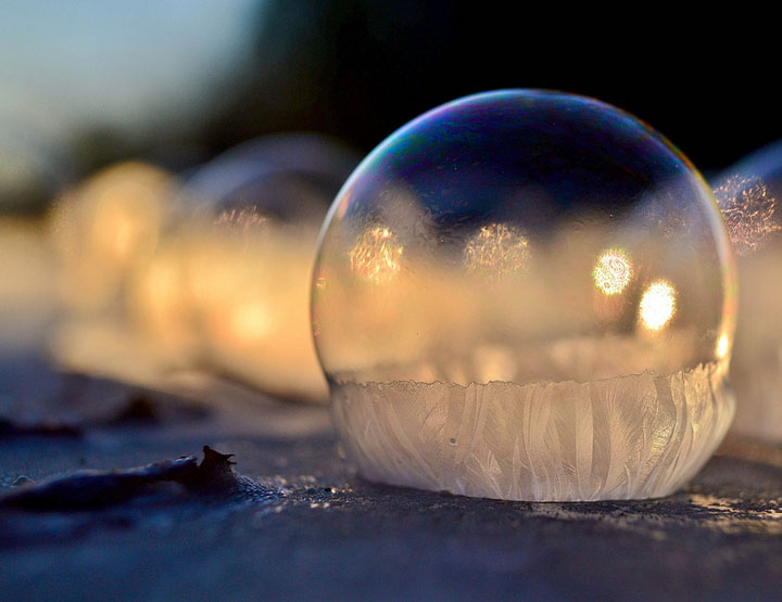 Apprendre à fabriquer et photographier de belles bulles de savon gelées