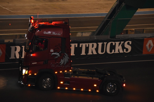 À l'extérieur de la course: Défilé des camions décorés