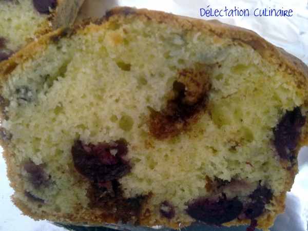 Cake aux cerises du jardin, amandes et Kinder Délice