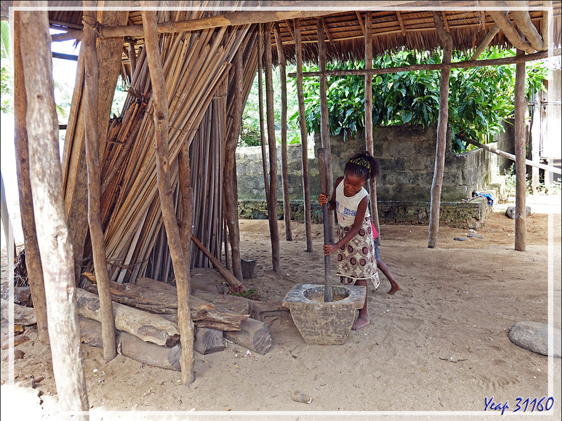 Petit bout de femme mais tout d'une grande ! - Antanambe - Nosy Sakatia - Madagascar