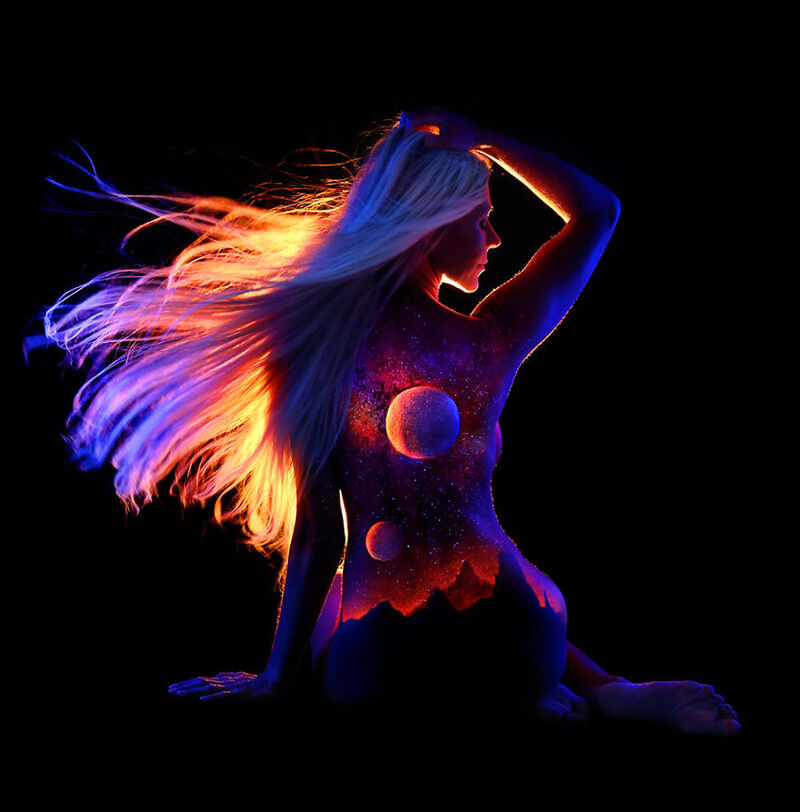 Du body-painting fluorescent à la lumière noire