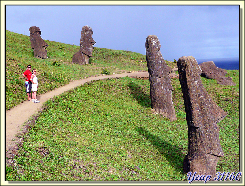 Jérôme notre guide, la touriste et Moai & Moai... - Volcan Rano Raraku - Rapa Nui (île de Pâques) - Chili