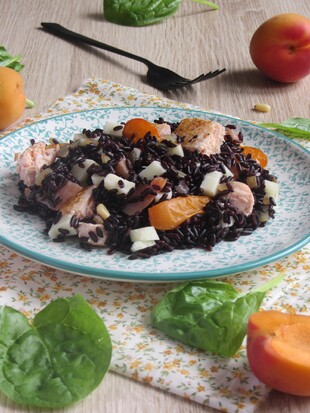 Salade de riz noir au saumon et abricots rôtis