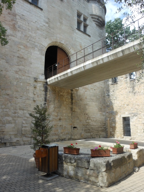 Sur le pont d'Avignon, on y danse, on y danse...